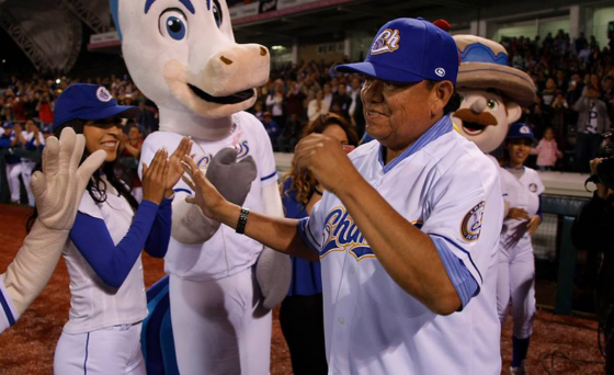 CHARROS LE RINDE TRIBUTO AL «TORO» VALENZUELA: RETIRAN EL NÚMERO 34 QUE UTILIZÓ