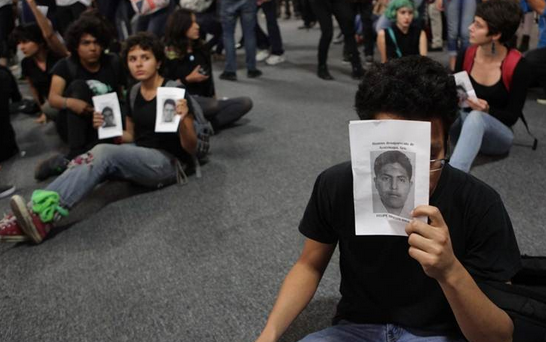 CRÍTICA CONSTRUCTIVA: Ayotzinapa visitó la FIL