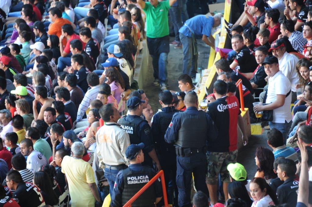 Y empezaron las alegatas estadio jalisco