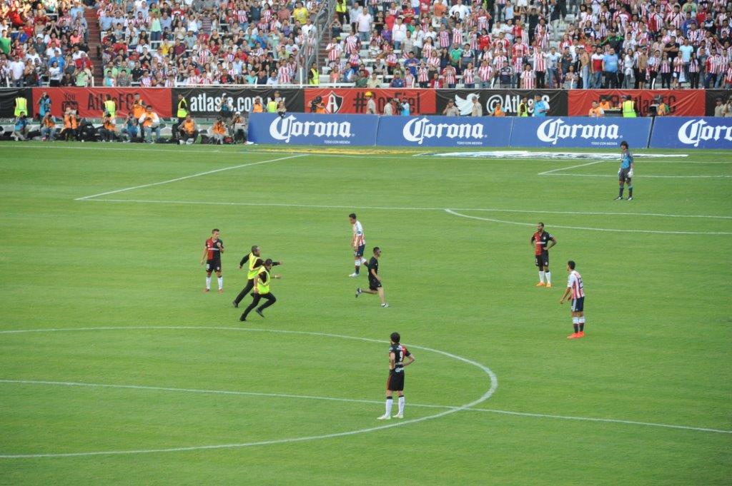 Y empezó el relajo en la cancha estadio jalisco