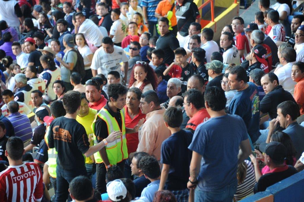 Y se empezó a calentar el ambiente en las tribunas estadio jalisco