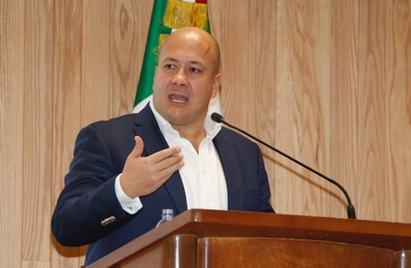 Enrique Alfaro endurece su discurso y choca con Aristóteles