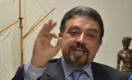 BAJAR EL 50% DE SUELDO DE FUNCIONARIOS PÚBLICOS