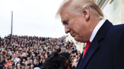 DONALD TRUMP CON LA BANDERA DEL NACIONALISMO