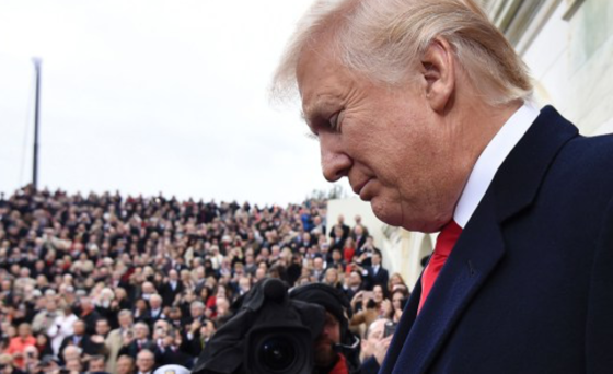 DONALD TRUMP CON LA BANDERA DEL NACIONALISMO