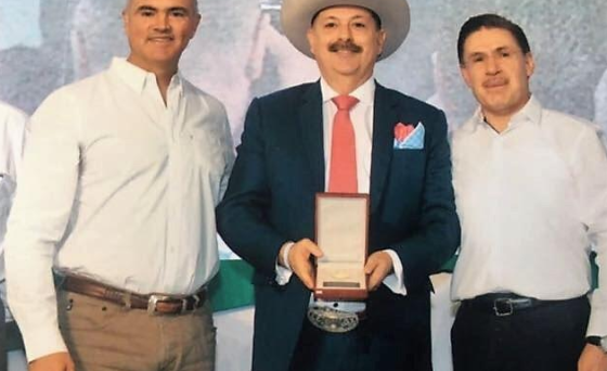 Entregan medalla al mérito ganadero: Distinguen al ganadero Sergio Martín