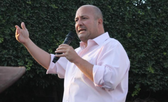 Un día en la precampaña de Enrique Alfaro; mitin en la plaza de Poncitlán: “No hay partidos buenos ni malos”; las personas marcan la diferencia