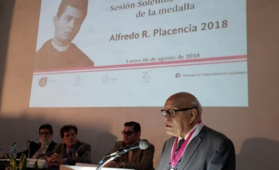 Recibe el padre Chayo la medalla Alfredo R. Placencia: Lo reconocen por sus méritos como historiador y escritor