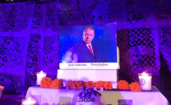 Altar de muertos en la escuela “Ernesto Corona Amador” en memoria de José Antonio Fernández: Un ícono de los medios de comunicación en Jalisco