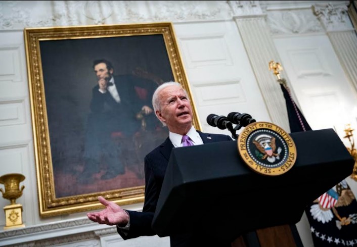 Joe Biden dando conferencia